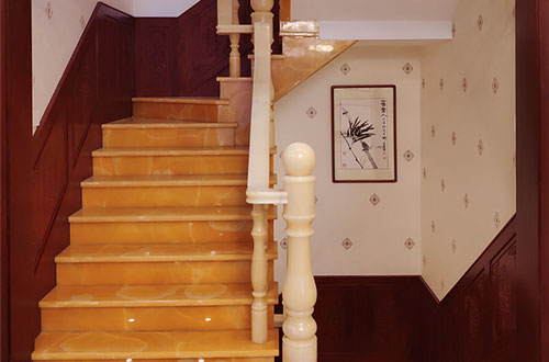田家庵中式别墅室内汉白玉石楼梯的定制安装装饰效果